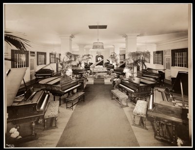 Esposizione di pianoforti al quarto piano della Aeolian Company, 1926 da Byron Company